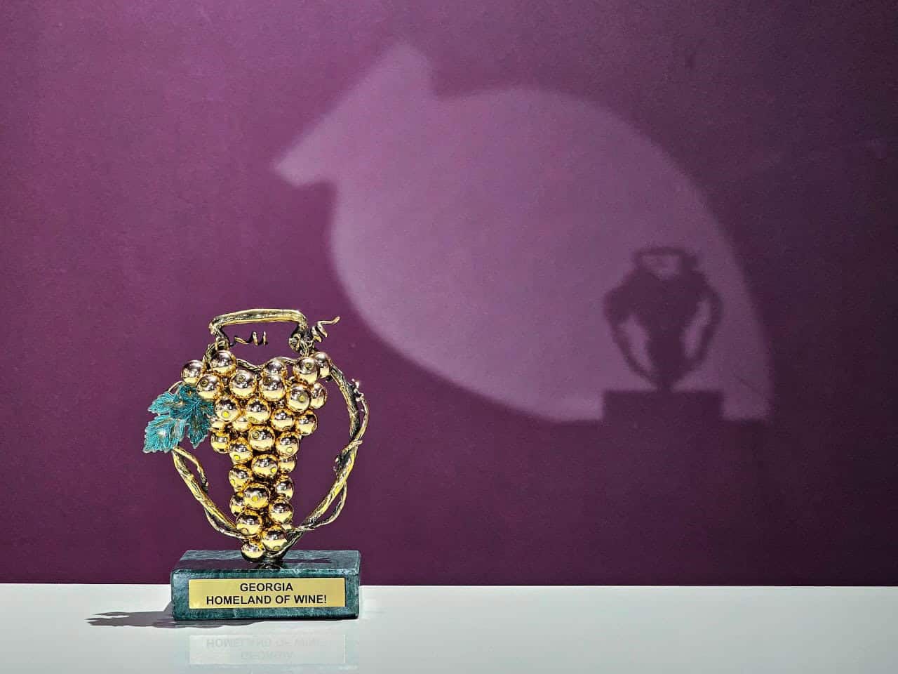 ბრინჯაოს სუვენირი "ქვევრი და ოქროს მტევანი პრემიუმი"